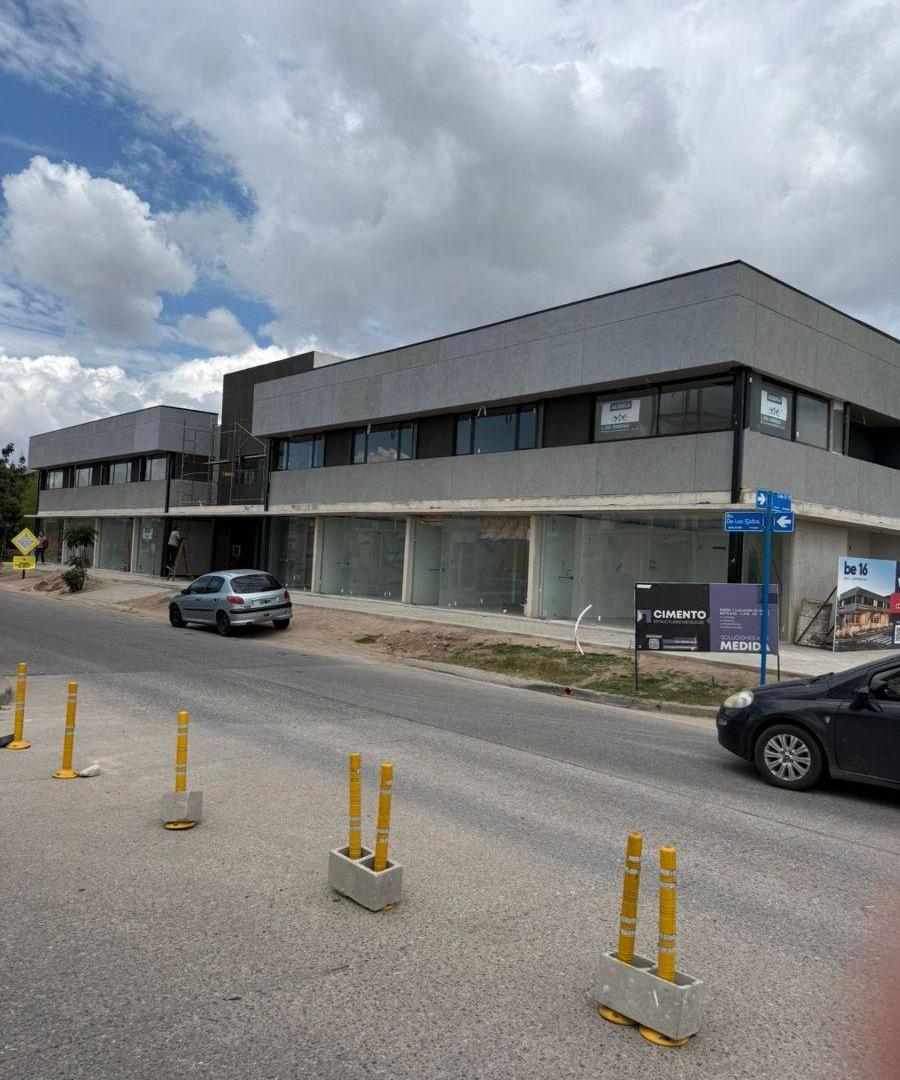 DOCTA-OFICINA COMERCIAL EN VENTA-A ESTRENAR-FRENTE AL INGRESO AL DESARROLLO-IDEAL RENTISTA