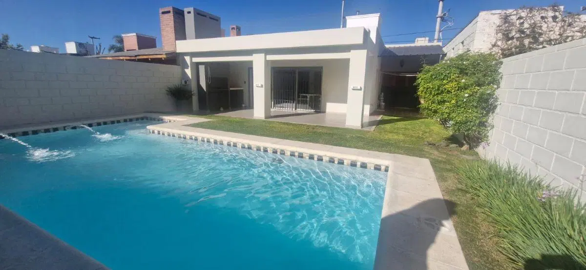 VENTA | EXCLUSIVA CASA | 3 DORMI | PILETA | PATIO | COCHERA DOBLE 1