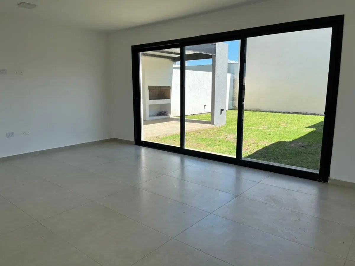 CASA BRISAS DE MANANTIALES - PLANTA BAJA - 3 DORMITORIOS- LOTE 330 m2!! 1