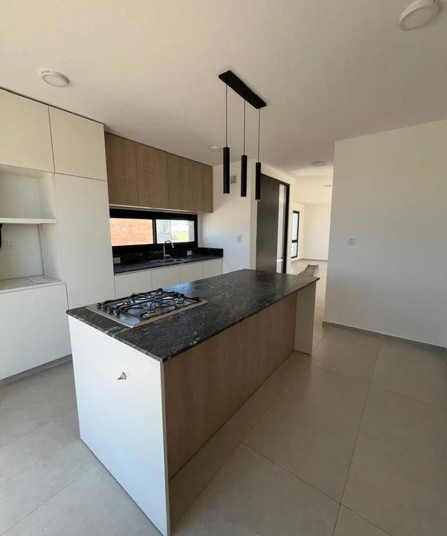CASA BRISAS DE MANANTIALES - PLANTA BAJA - 3 DORMITORIOS- LOTE 330 m2!! 4