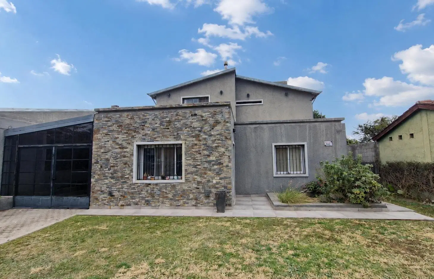 ¡Hermosa Casa de 3 Dormitorios con Pileta en El Talar, Mendiolaza! Excelente Ubicación y Confort 2