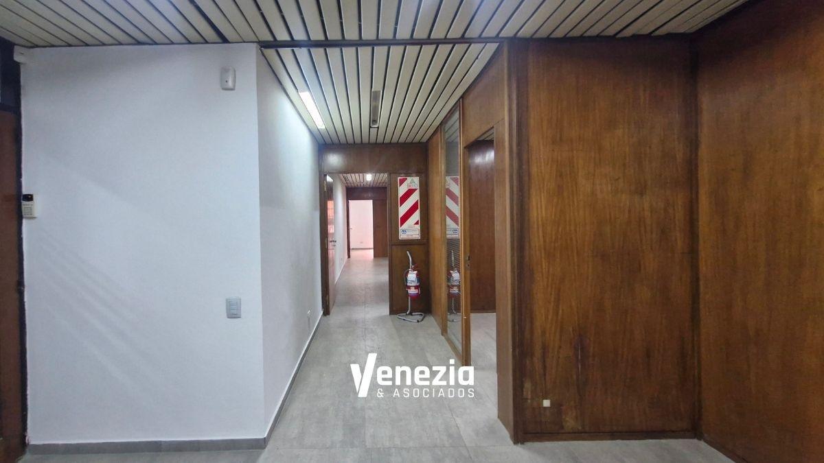 Foto de OPORTUNIDAD! Rebajada Venta Oficina 120 m² Sobre Peatonal - 5 Privados, imagen 2
