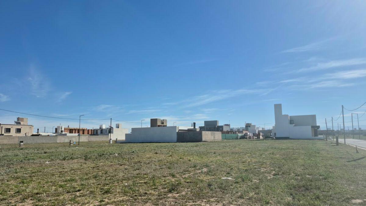 Foto de VENTA TERRENO 350 m2- PAMPAS DE MANANTIALES- OPORTUNIDAD!, imagen 1