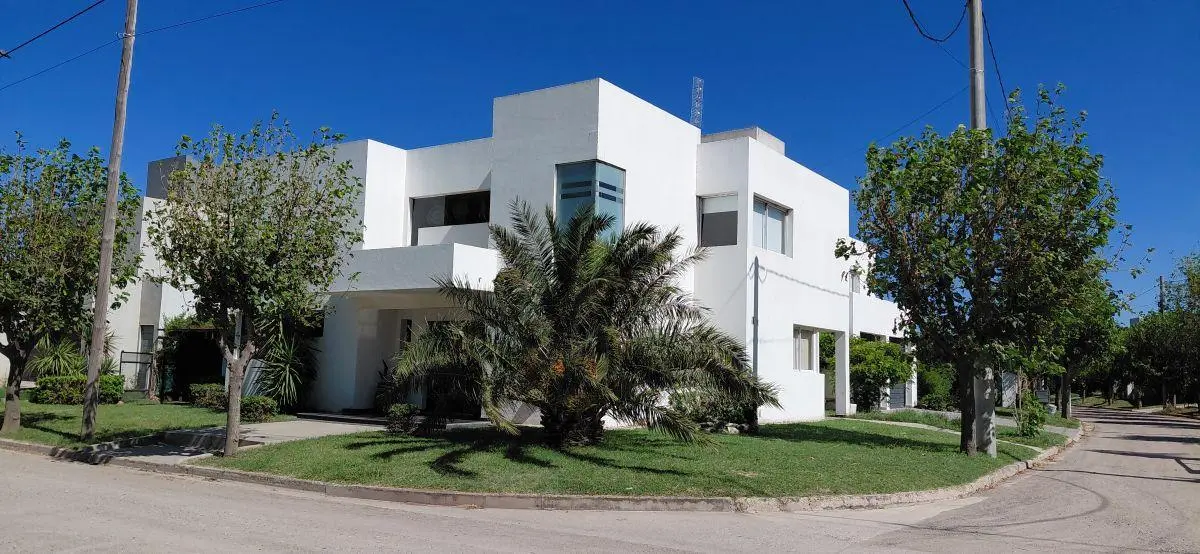 VENDO CASA ESQUINA 4 DORM Y ESCRITORIO EN BARRIO TEJAS 3 4