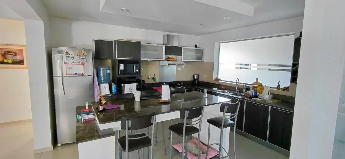 VENDO CASA ESQUINA 4 DORM Y ESCRITORIO EN BARRIO TEJAS 3 5