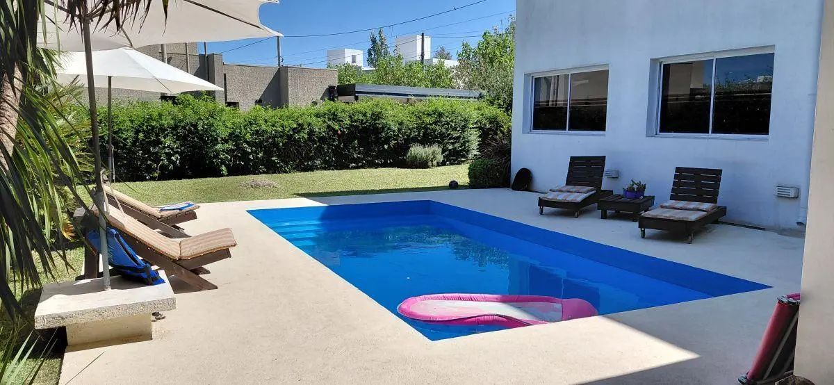 VENDO CASA ESQUINA 4 DORM Y ESCRITORIO EN BARRIO TEJAS 3 3