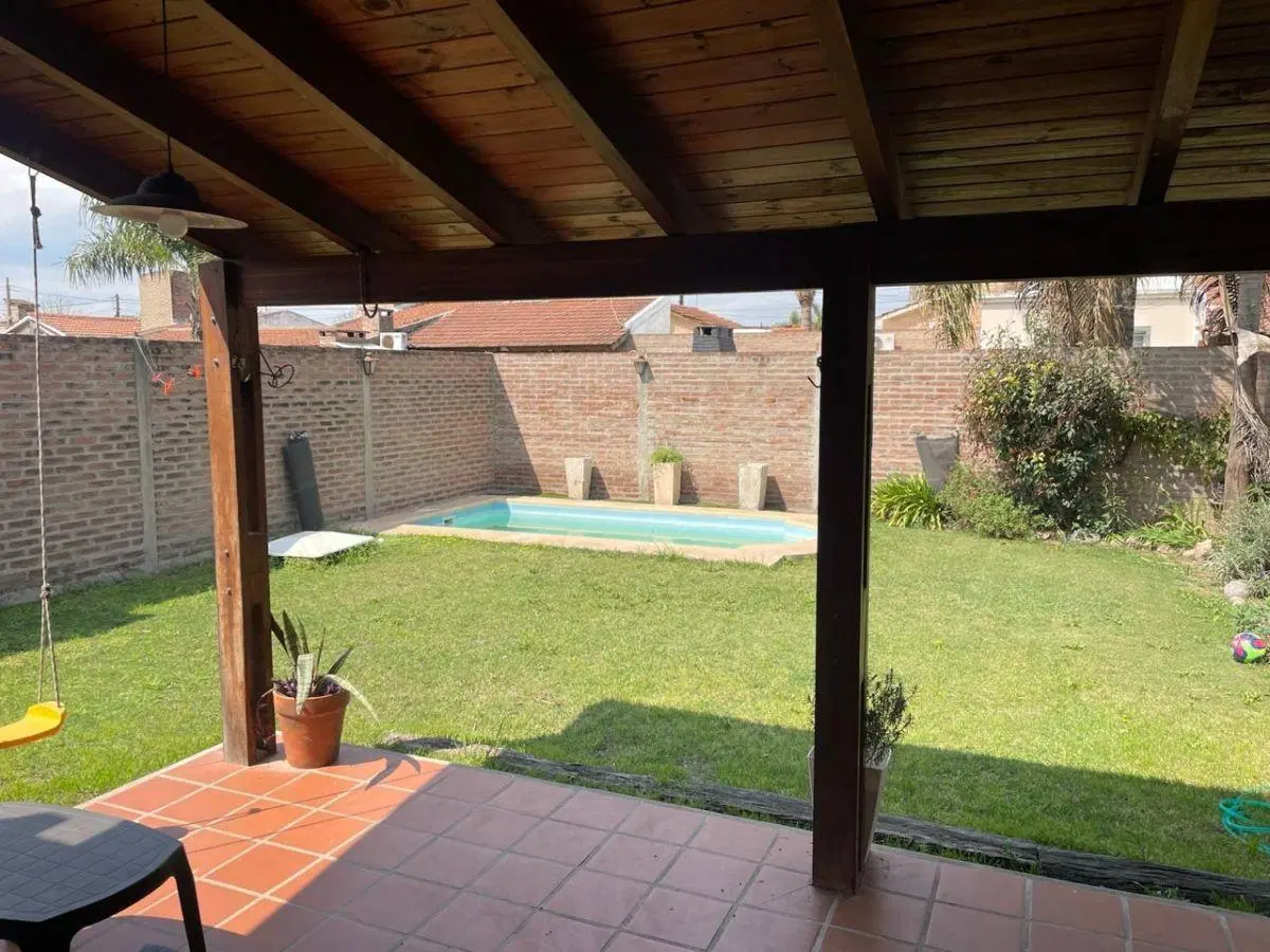 Vendo hermosa casa 3 dorm, pileta en Barrio Los Boulevares. 3