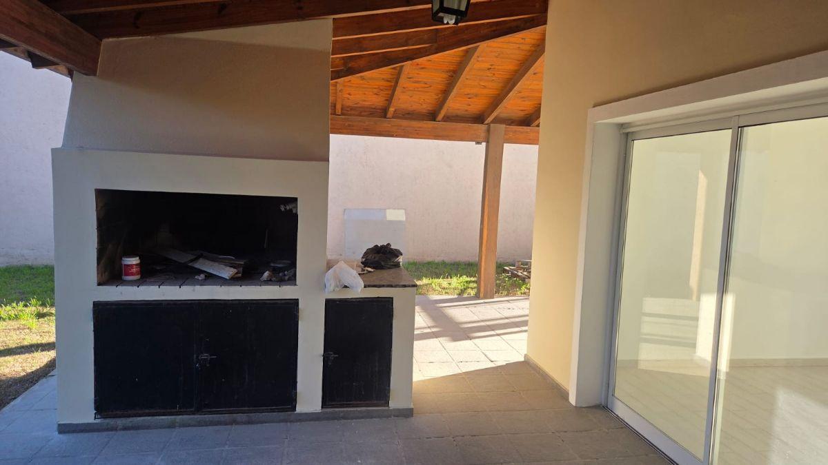 Foto de VENDO CASA EN TEJAS DEL SUR 3 , 3 DORM 3 BAÑOS FRENTE A ESPACIO VERDE, imagen 5