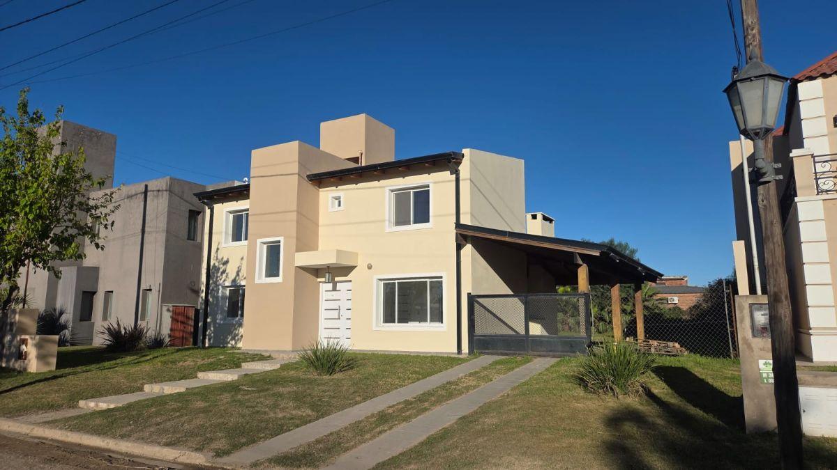 Foto de VENDO CASA EN TEJAS DEL SUR 3 , 3 DORM 3 BAÑOS FRENTE A ESPACIO VERDE, imagen 2