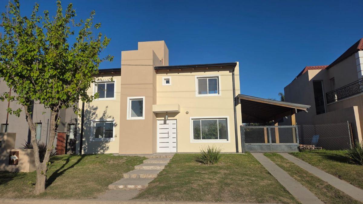 VENDO CASA EN TEJAS DEL SUR 3 , 3 DORM 3 BAÑOS FRENTE A ESPACIO VERDE