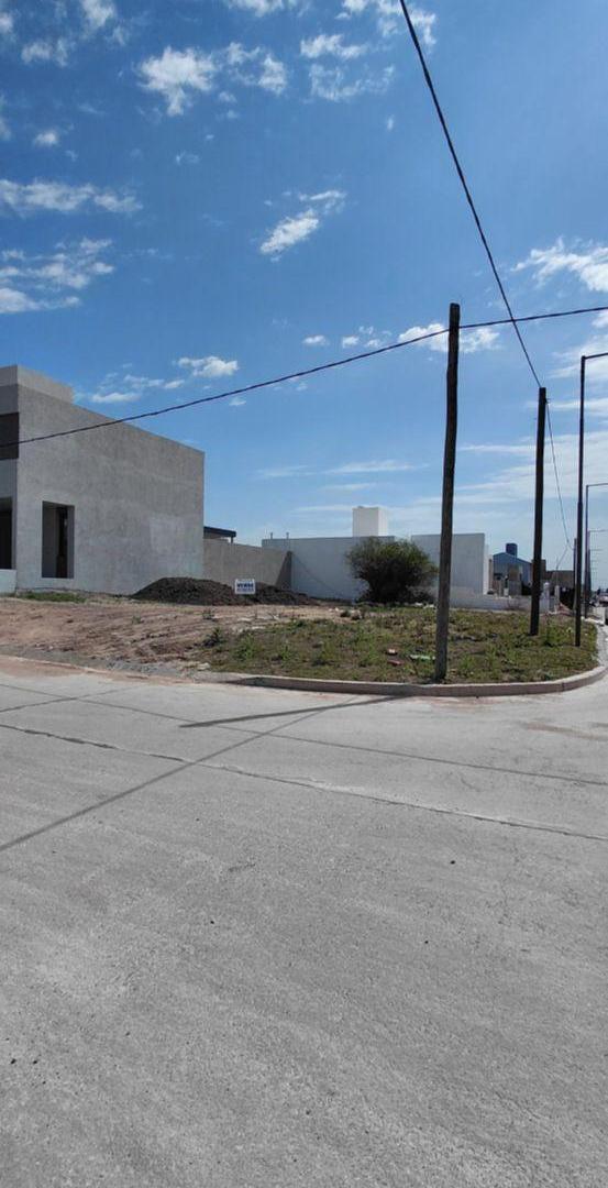 VENDO LOTE ESQUINA EN DOCTA AVENIDA FRENTE A ESPACIO VERDE
