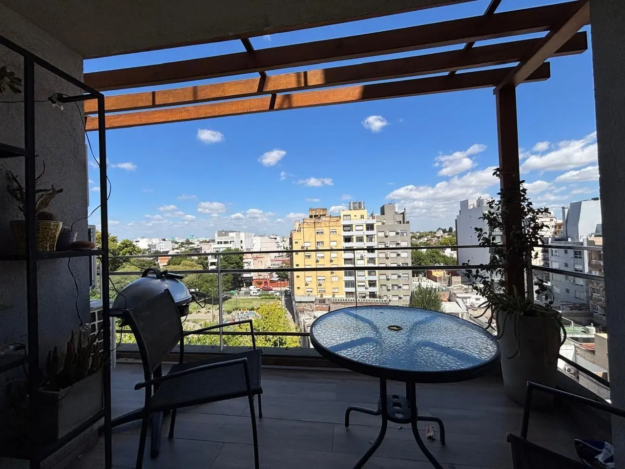 Departamento 4 AMB AL FRENTE CON BALCON Y COCHERA 4
