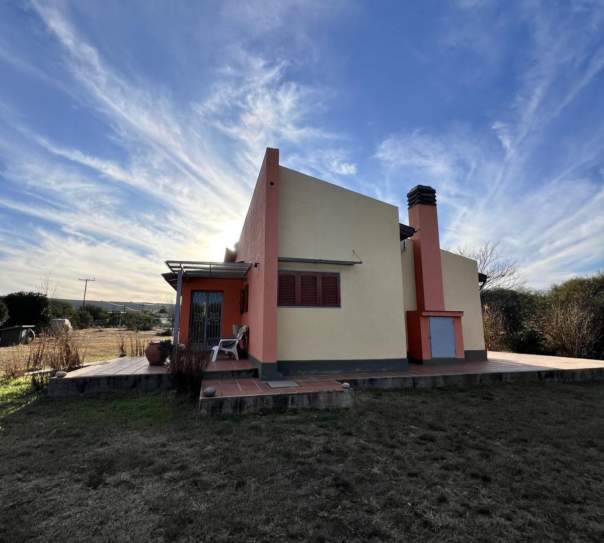 Foto de VENTA DE IMPORTANTE CASA Y DOS MONOAMBIENTES EN VILLA CURA BROCHERO, imagen 3