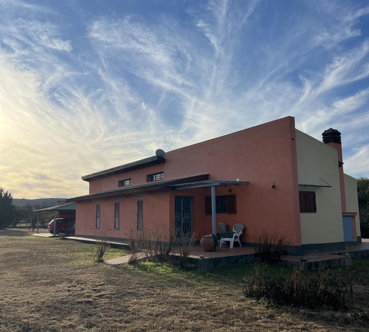 Foto de VENTA DE IMPORTANTE CASA Y DOS MONOAMBIENTES EN VILLA CURA BROCHERO, imagen 2