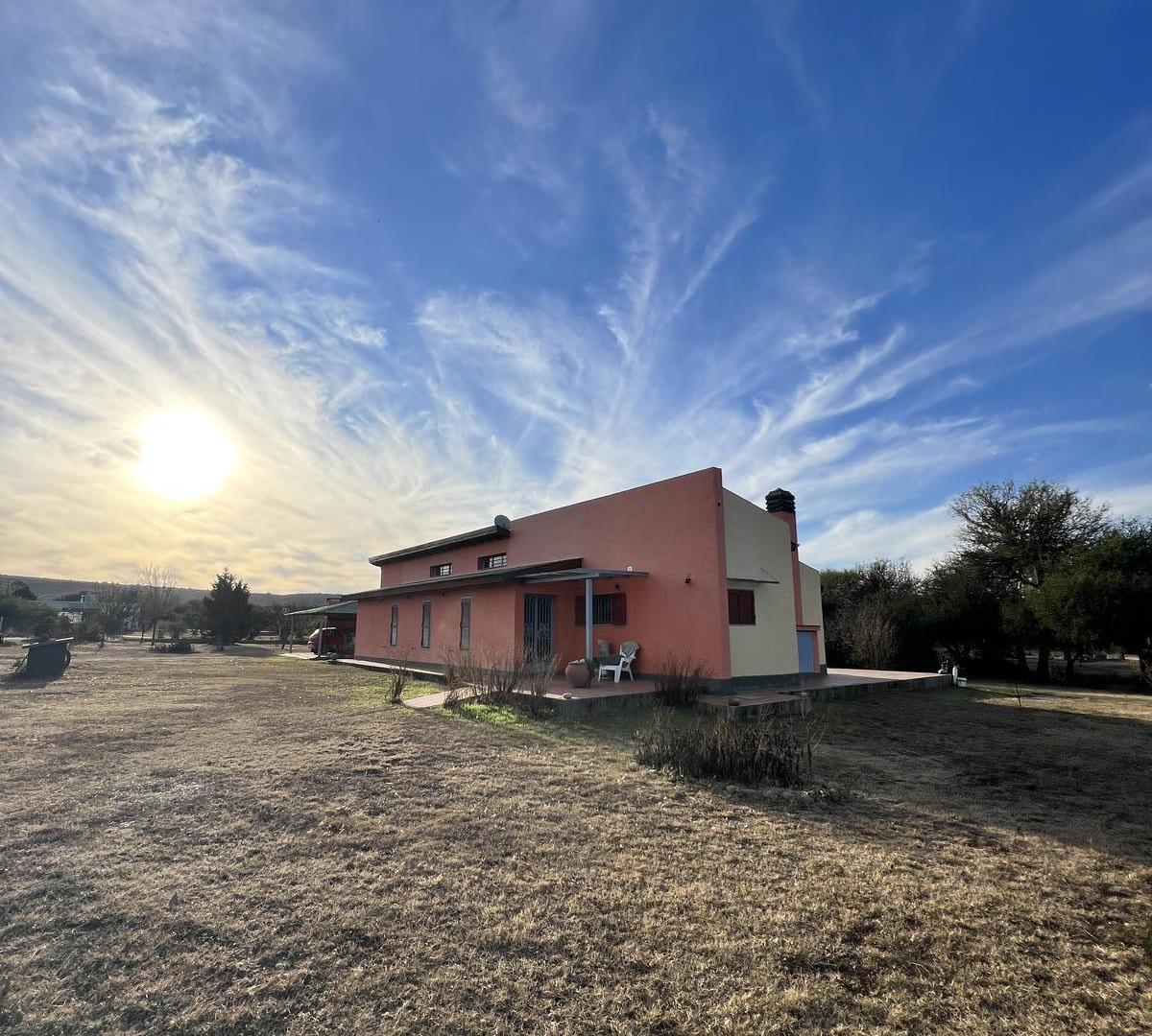 Foto de VENTA DE IMPORTANTE CASA Y DOS MONOAMBIENTES EN VILLA CURA BROCHERO, imagen 1