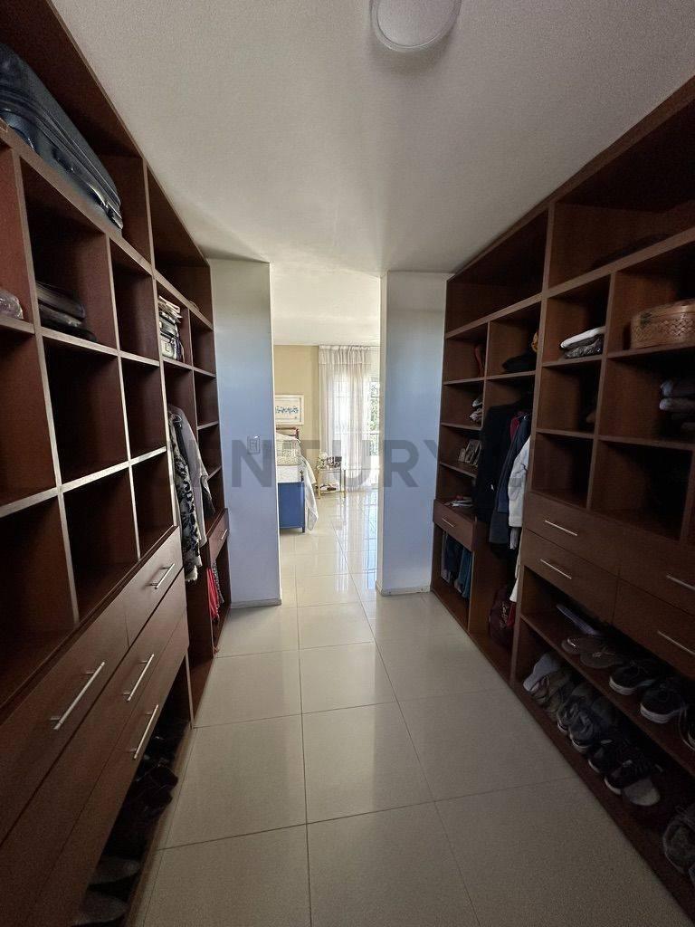 Venta de Casa 5 Dorm. en Argüello Permuto por Duplex en Housing 4