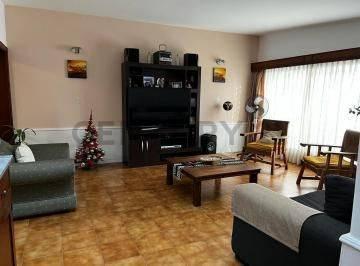 Se Vende Casa de 3 Dorm., con Piscina y Cochera Para 3 Vehículos. 3