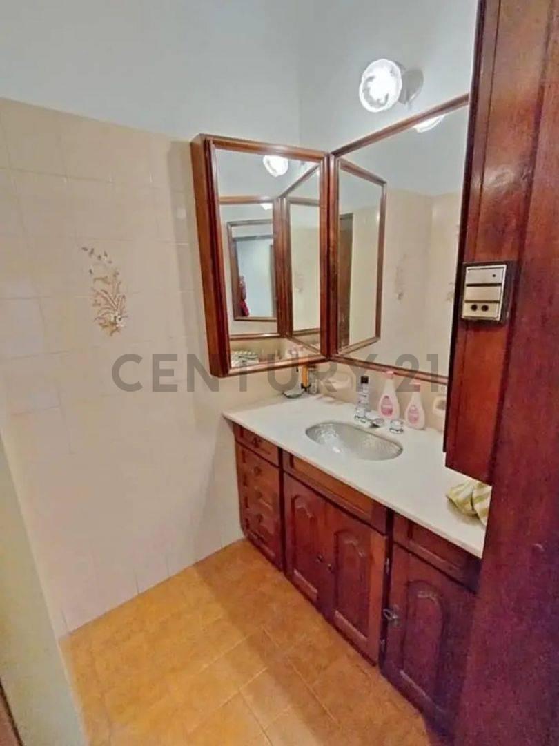 Se Vende Casa de 3 Dorm., con Piscina y Cochera Para 3 Vehículos. 5