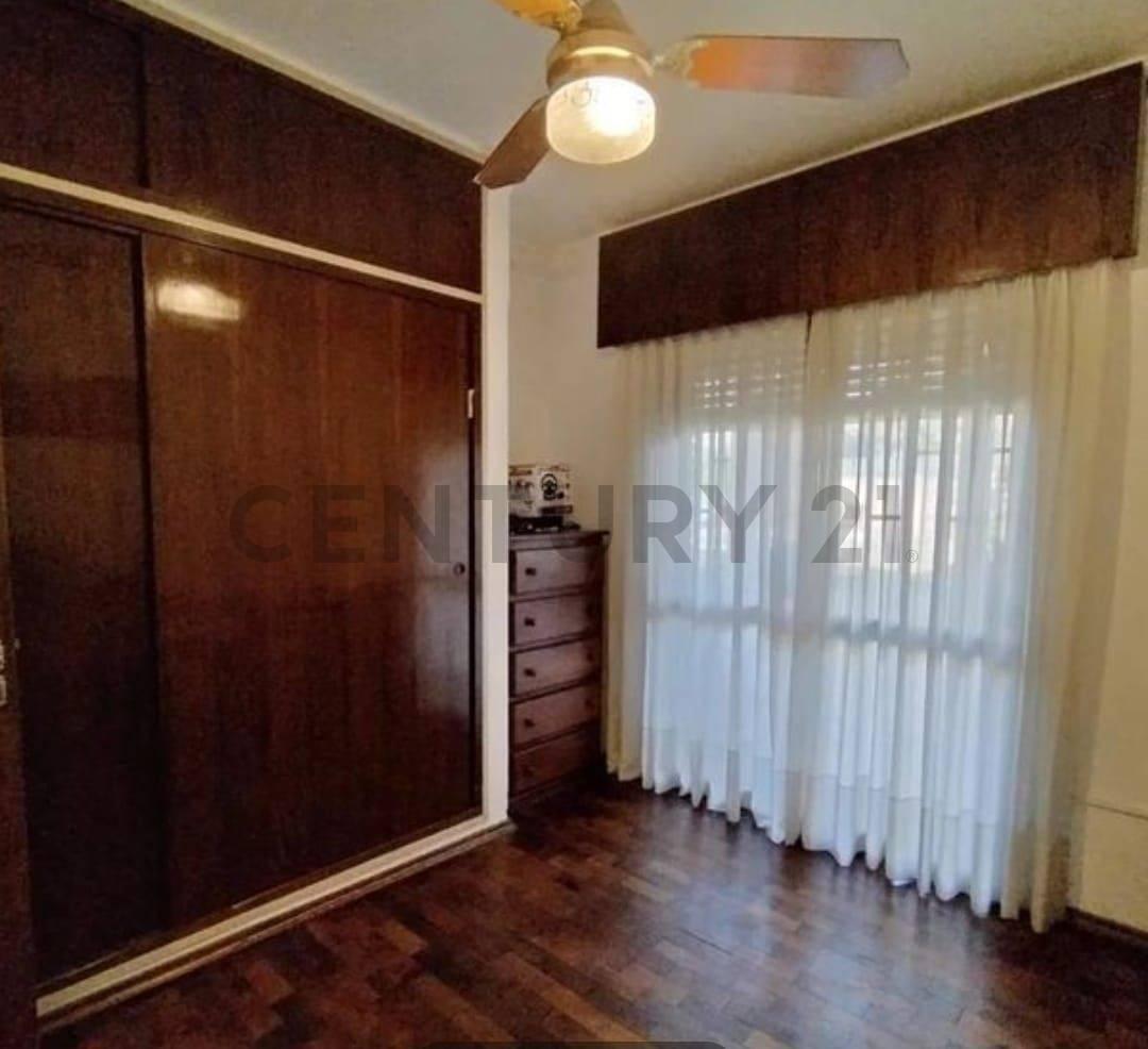 Se Vende Casa de 3 Dorm., con Piscina y Cochera Para 3 Vehículos. 2