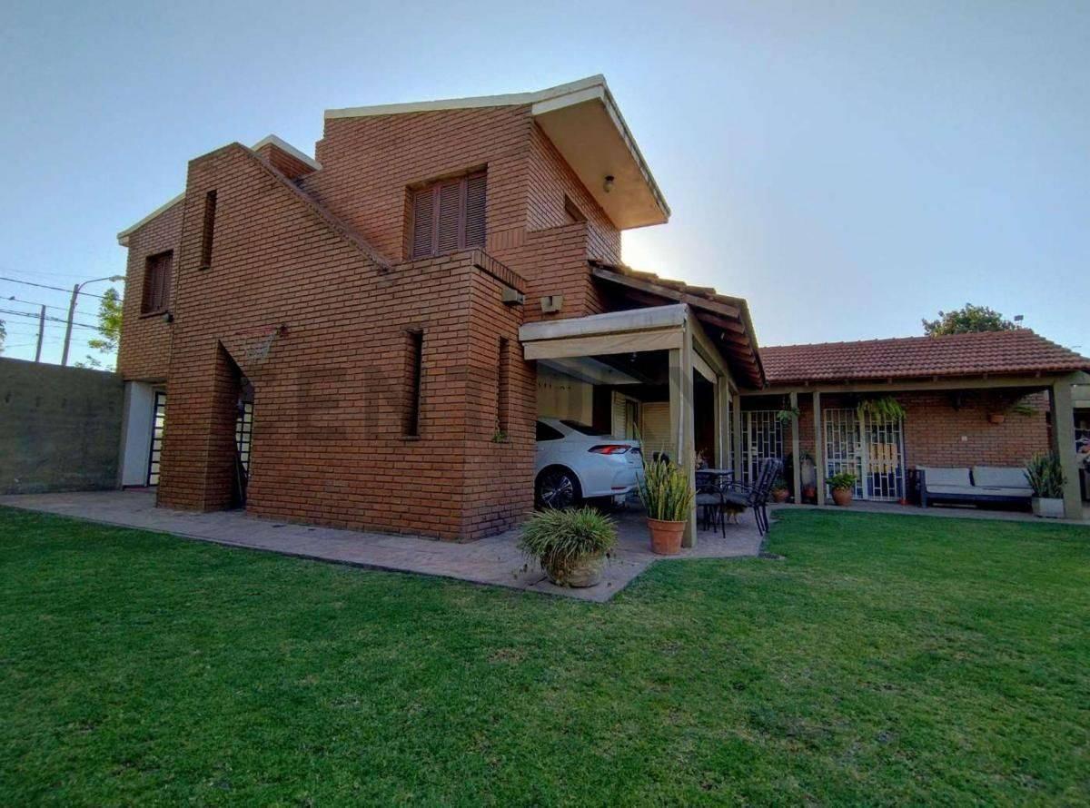 Se Vende Casa de 3 Dorm., con Piscina y Cochera Para 3 Vehículos. 4