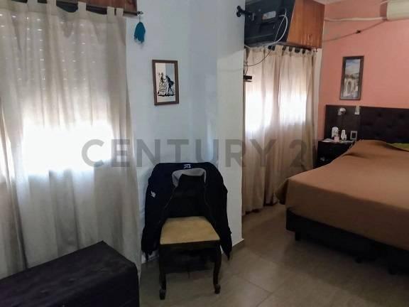 Venta Galpón + 2 Locales + 2 Deptos 4