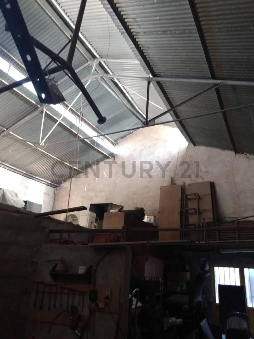 Venta Galpón + 2 Locales + 2 Deptos 3