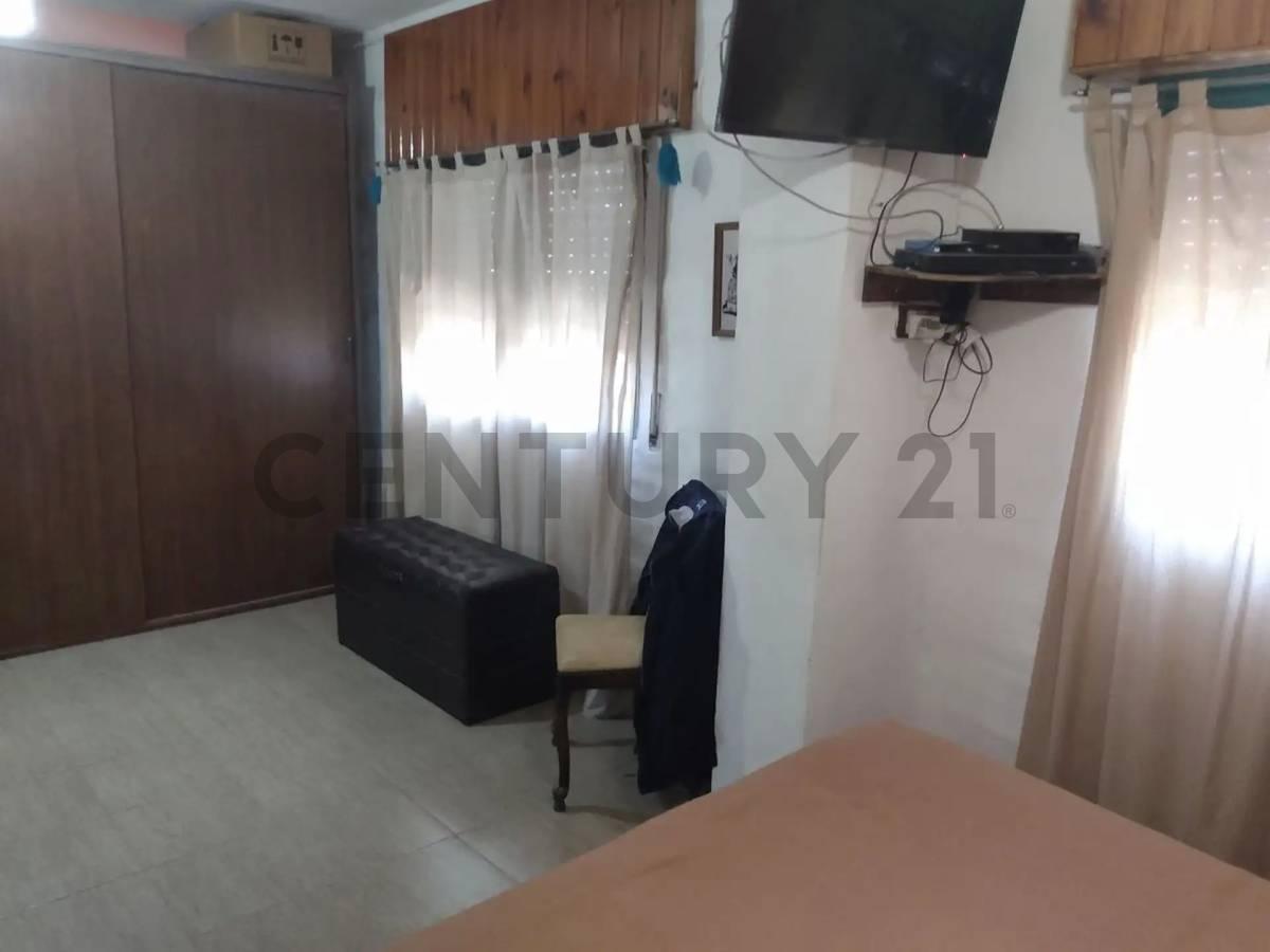 Venta Galpón + 2 Locales + 2 Deptos 5