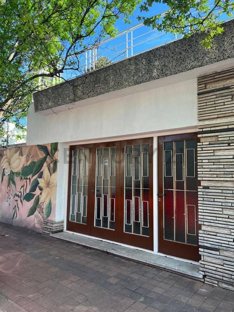 Hermosa Casa en Venta en Córdoba, Específicamente en Río Cuarto. con Una Superficie Total de 1. 1