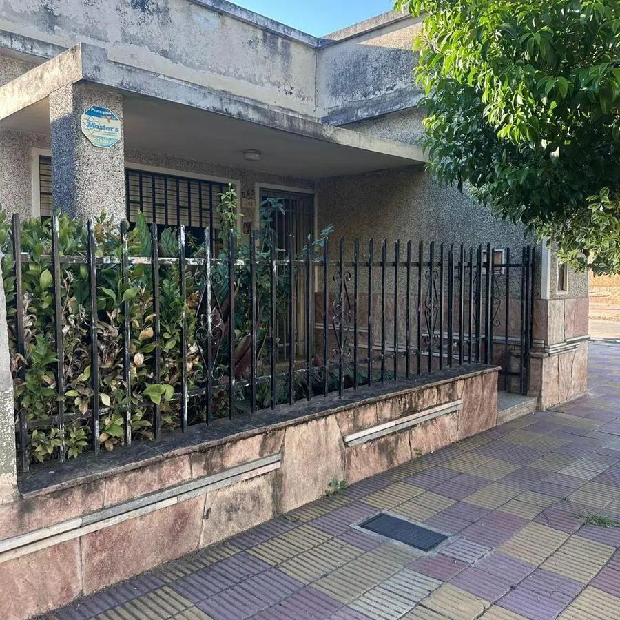 Casa Esquina en Venta con Local Comercial y Cochera Doble Barrio Altamira 1