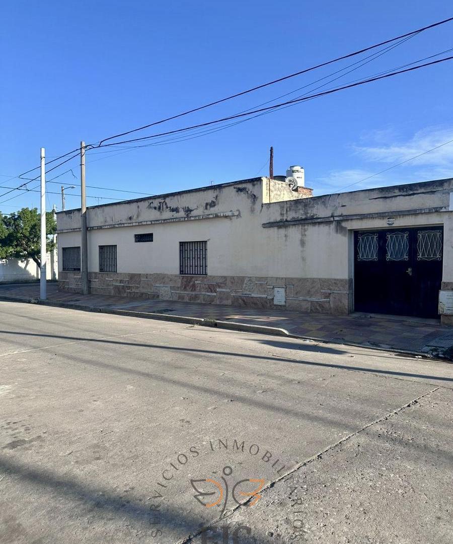 Casa Esquina en Venta con Local Comercial y Cochera Doble Barrio Altamira
