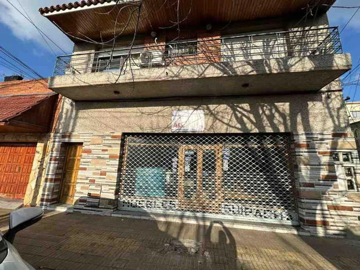 Local , excelente zona en Sarandi 4