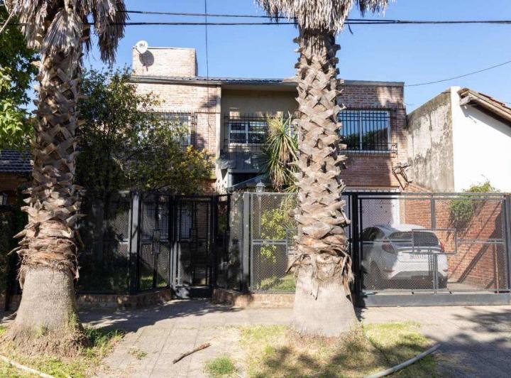 VENTA CASA 5 AMBIENTE PARQUE PILETA QUINCHO MORENO 1