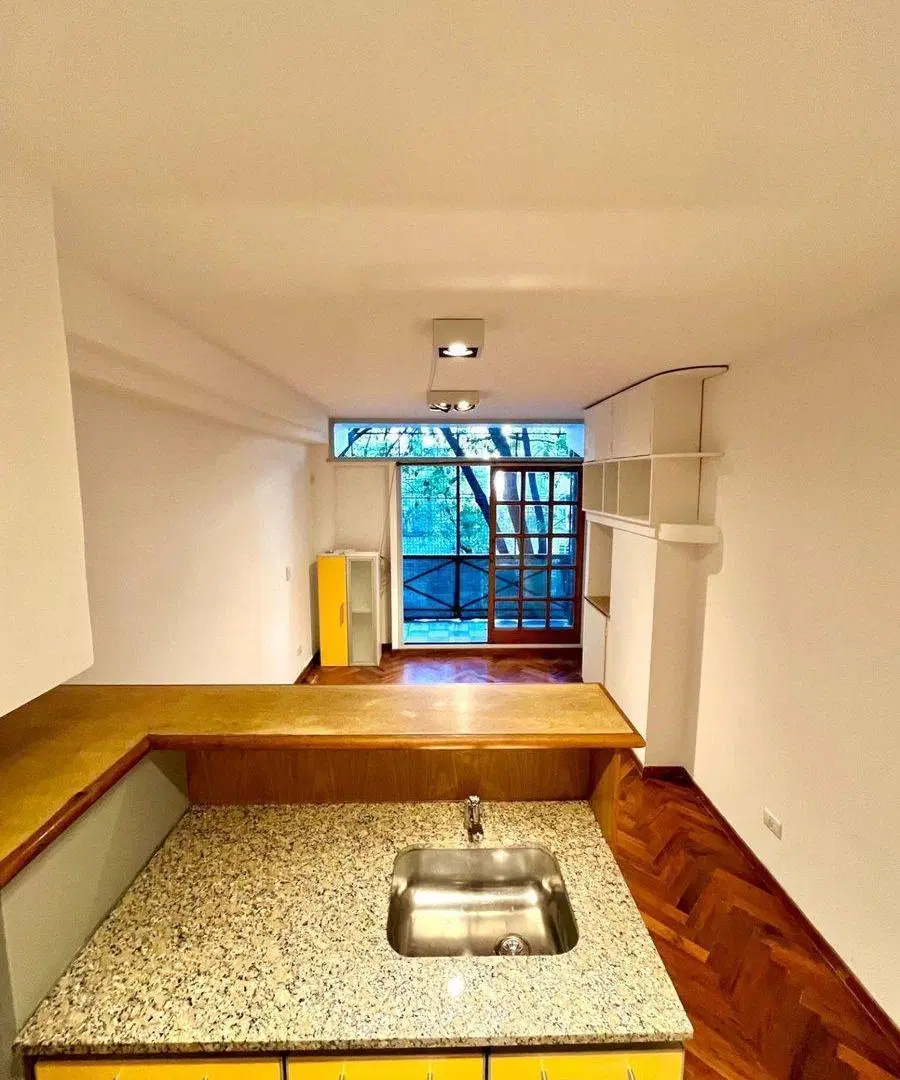 VENTA MONOAMBIENTE BALCON AL FRENTE FLORES 4