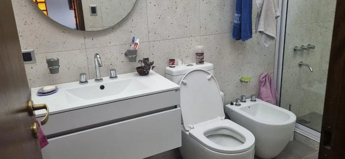 VENTA CASA 6 AMB. MAS DEPTO 2 AMB. CENTRO DE WILDE 4