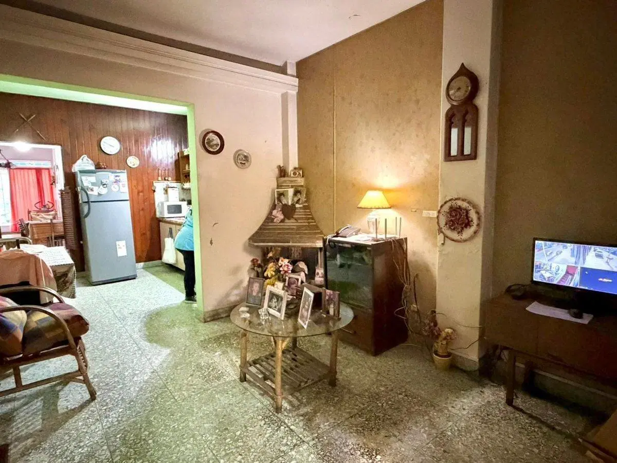 Venta casa 5 ambientes cochera y local 2 familias 3