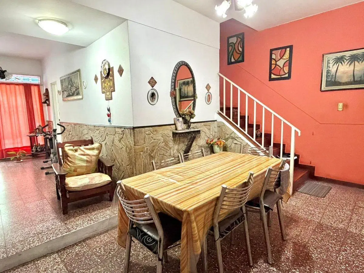 Venta casa 5 ambientes cochera y local 2 familias 5