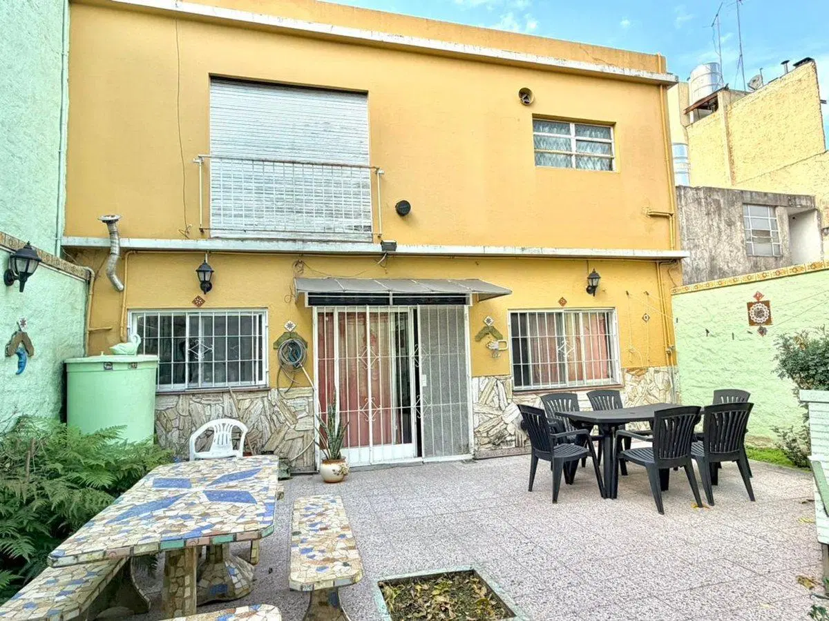 Venta casa 5 ambientes cochera y local 2 familias 4