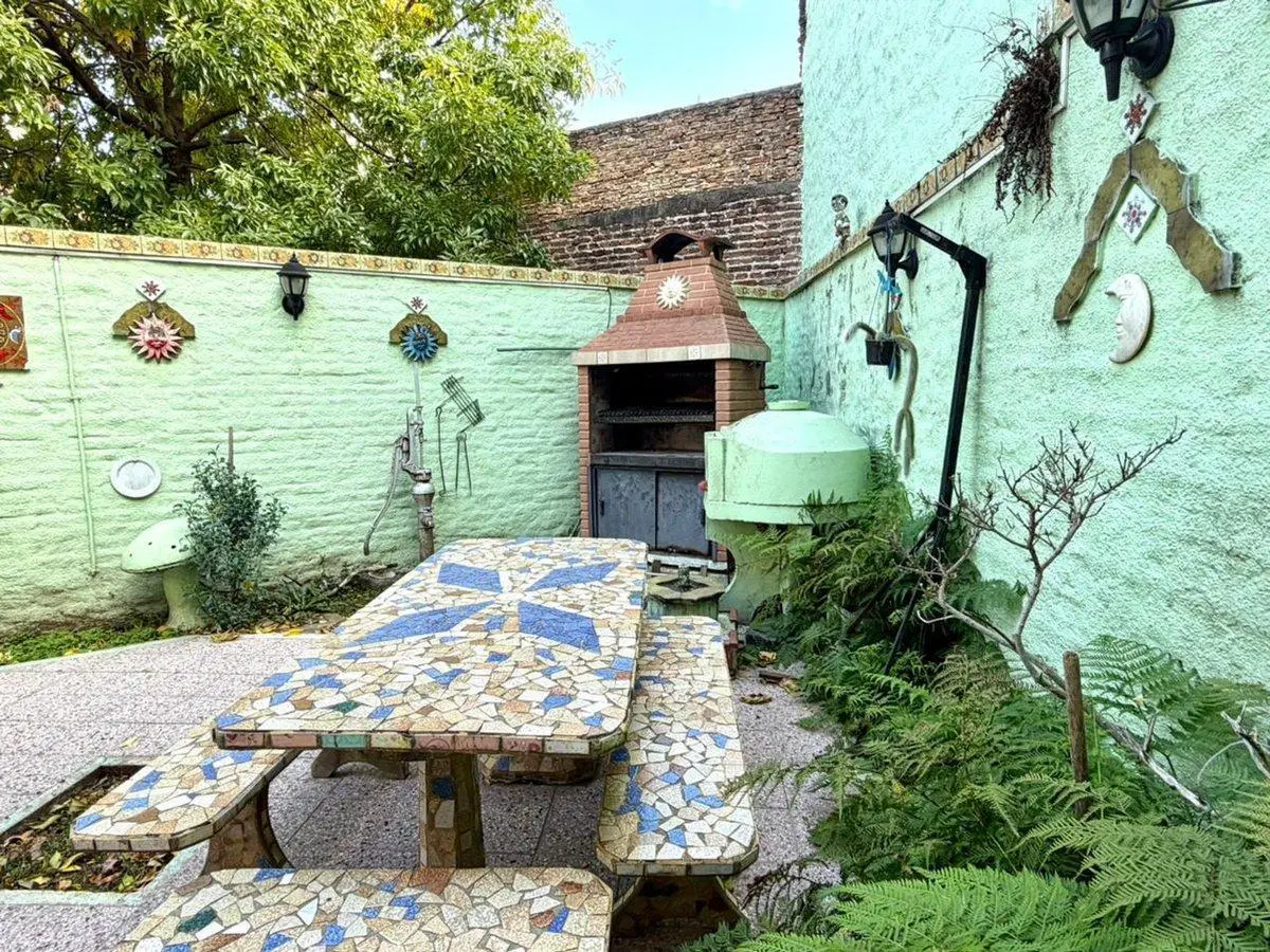 Venta casa 5 ambientes cochera y local 2 familias 2