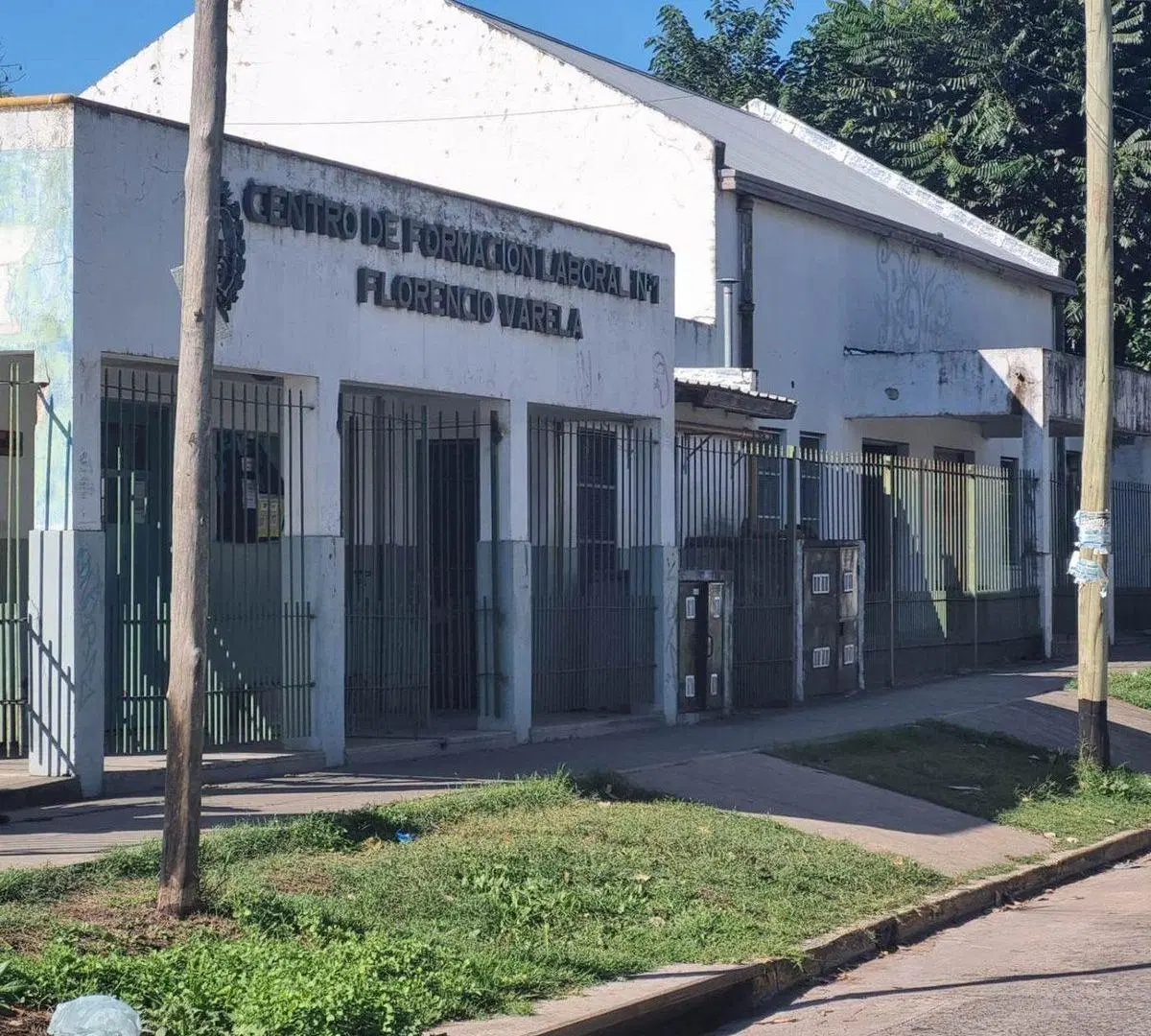 VENTA CASA A REFACCION CERCA ESTACION DE F VARELA 5