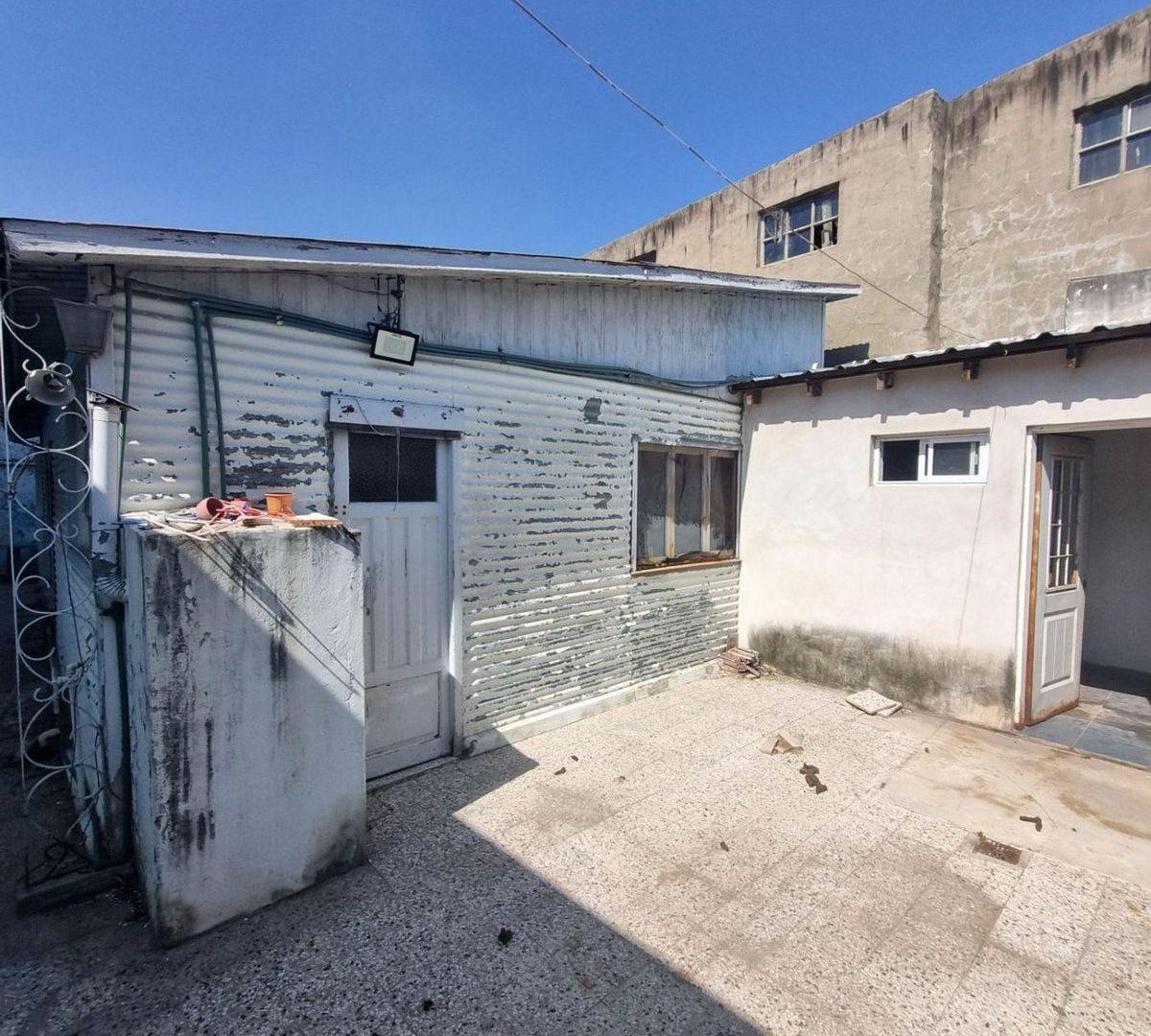CASA A REFACCIONAR BUENA UBICACION