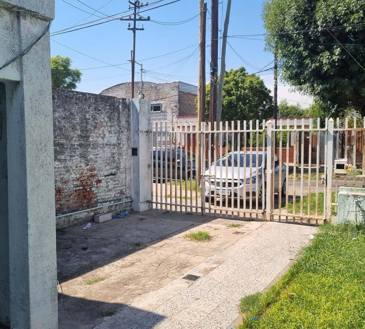 CASA A REFACCIONAR BUENA UBICACION