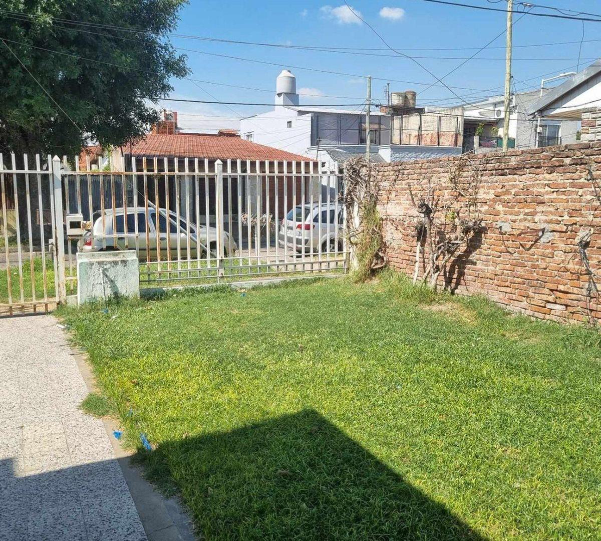 CASA A REFACCIONAR BUENA UBICACION