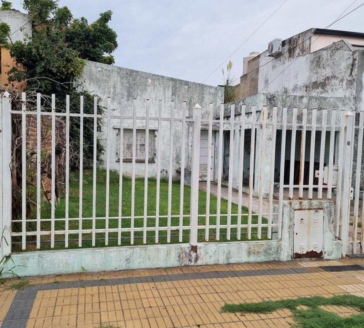 CASA A REFACCIONAR BUENA UBICACION