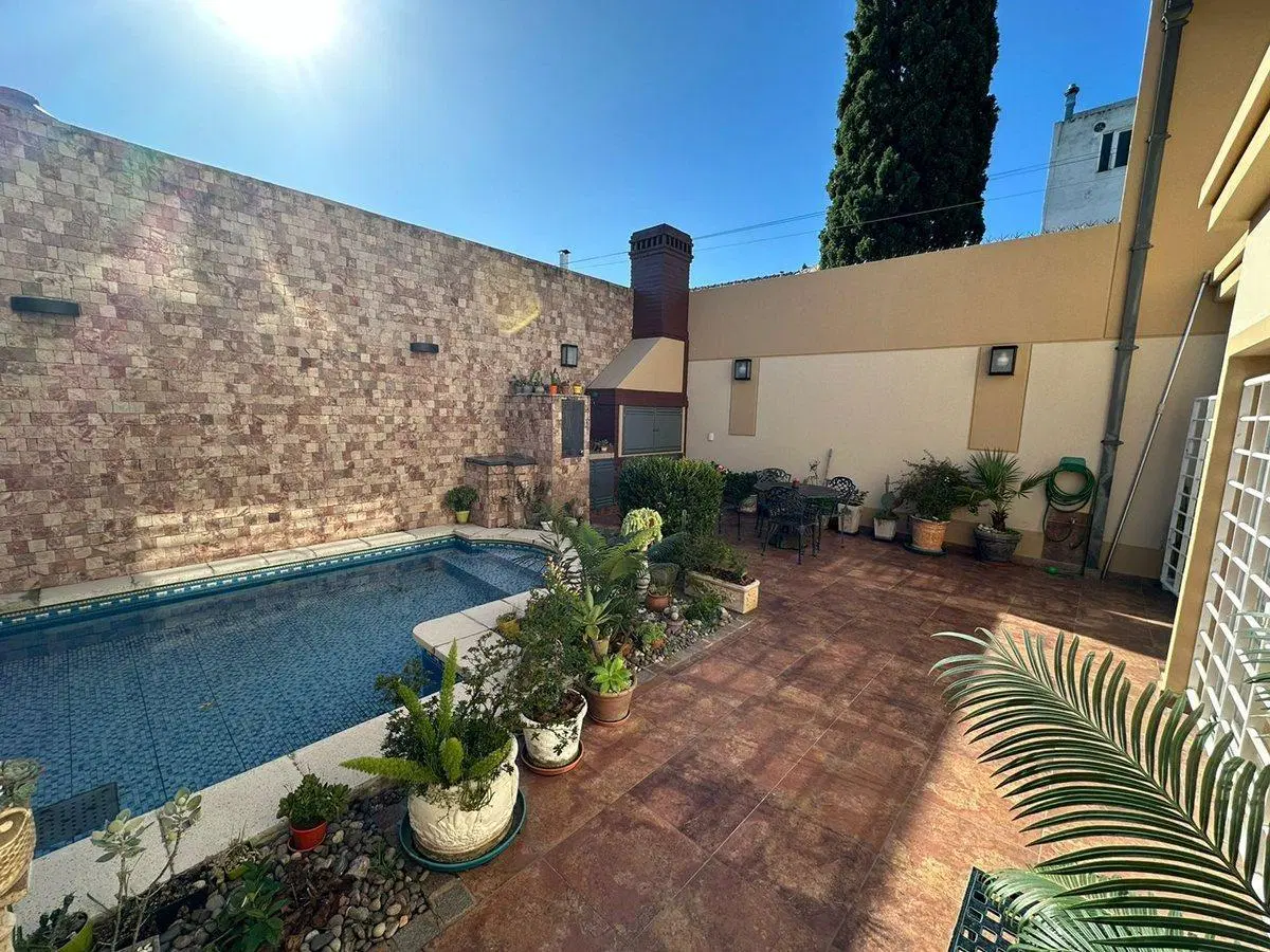 Venta Casa de 5 ambientes con Pileta en Liniers 5