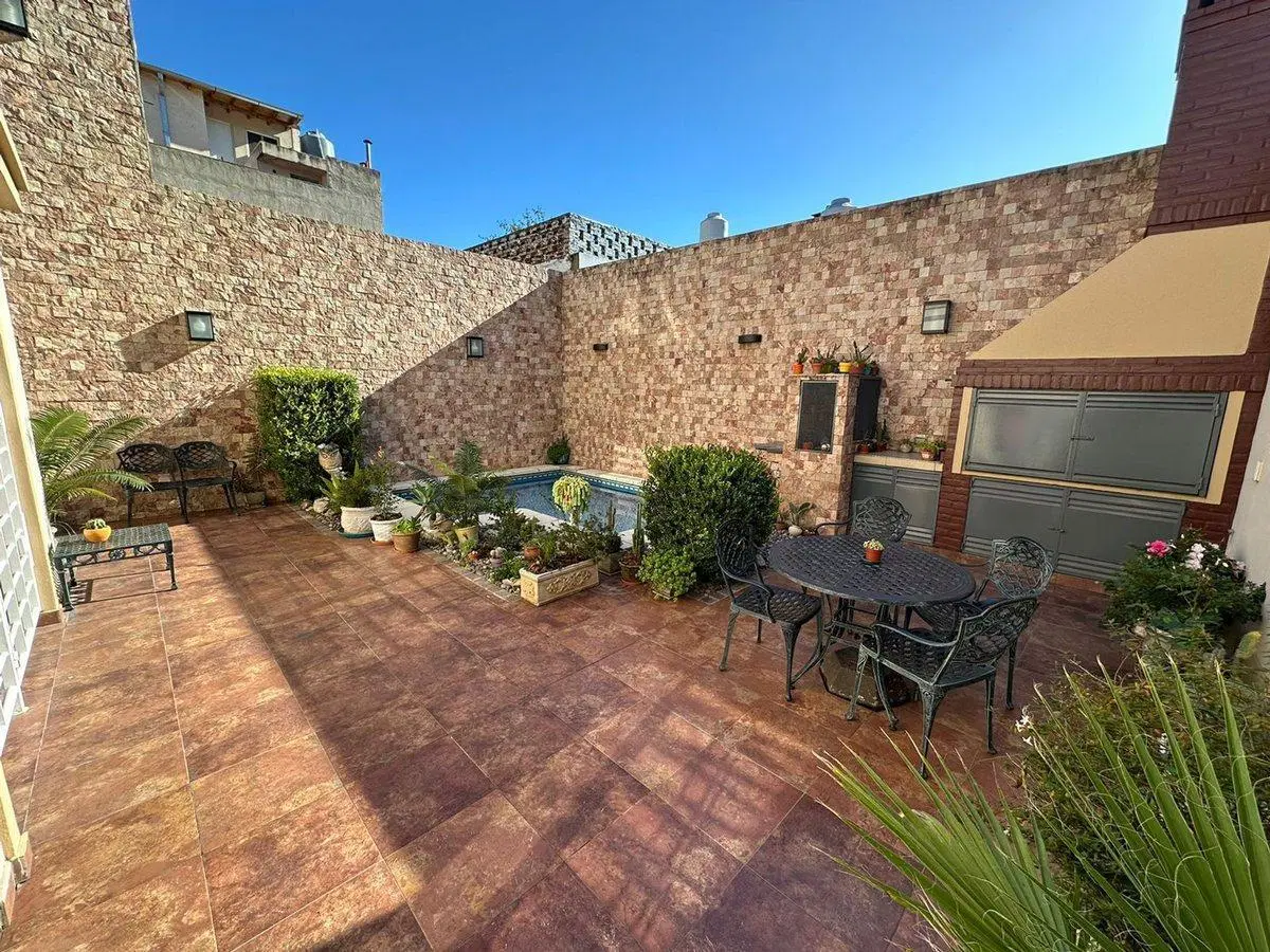Venta Casa de 5 ambientes con Pileta en Liniers 4