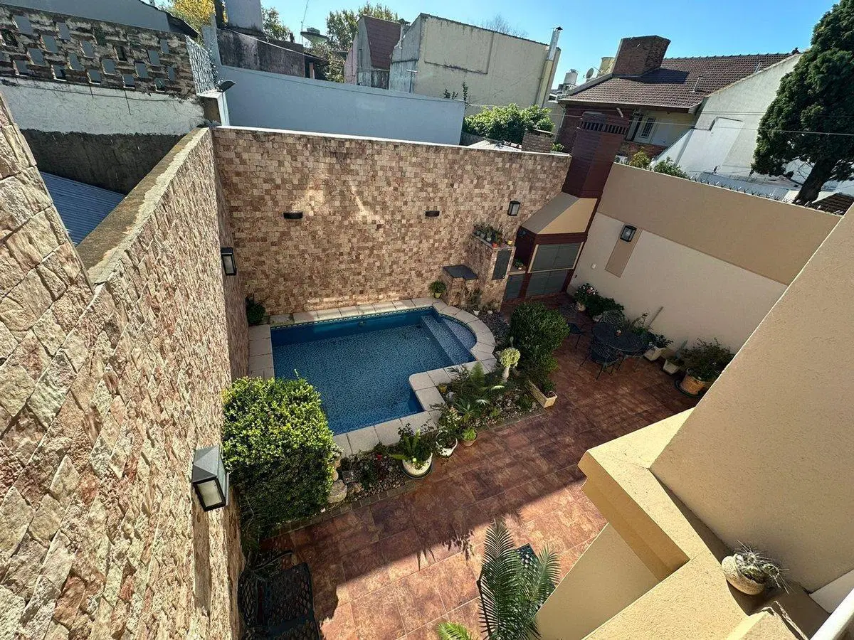 Venta Casa de 5 ambientes con Pileta en Liniers 3