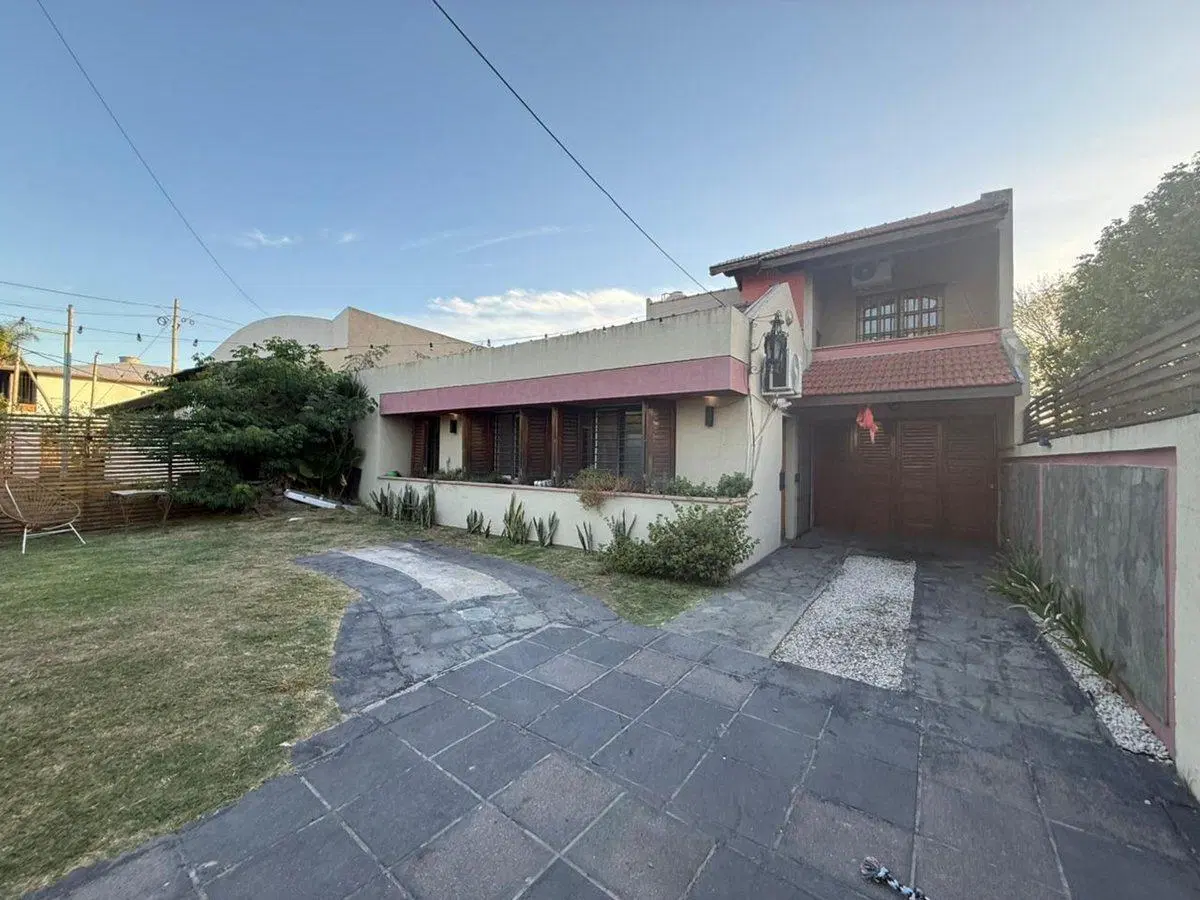 Chalet 6 amb c/ depto patio y cochera Monte Grande 8