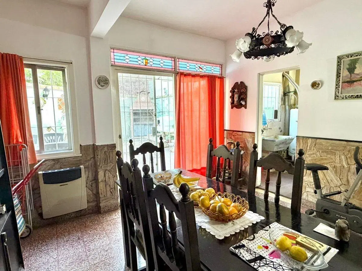 Venta casa 5 ambientes cochera y local 2 familias 2