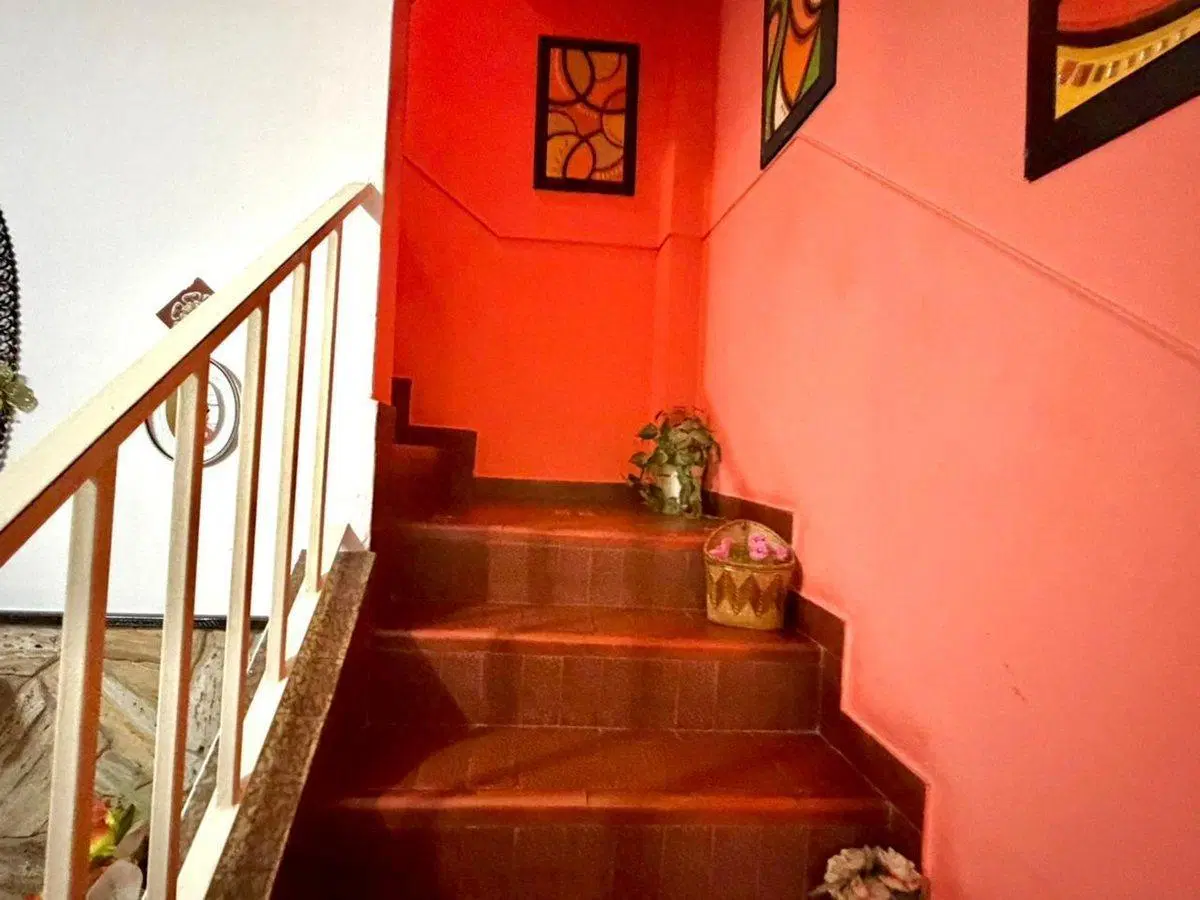 Venta casa 5 ambientes cochera y local 2 familias 4