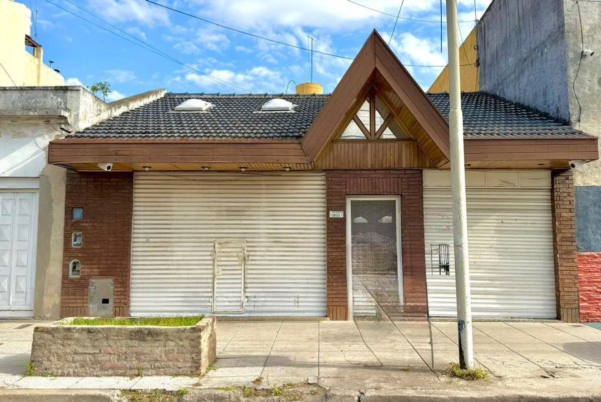 Venta casa 5 ambientes cochera y local 2 familias 3